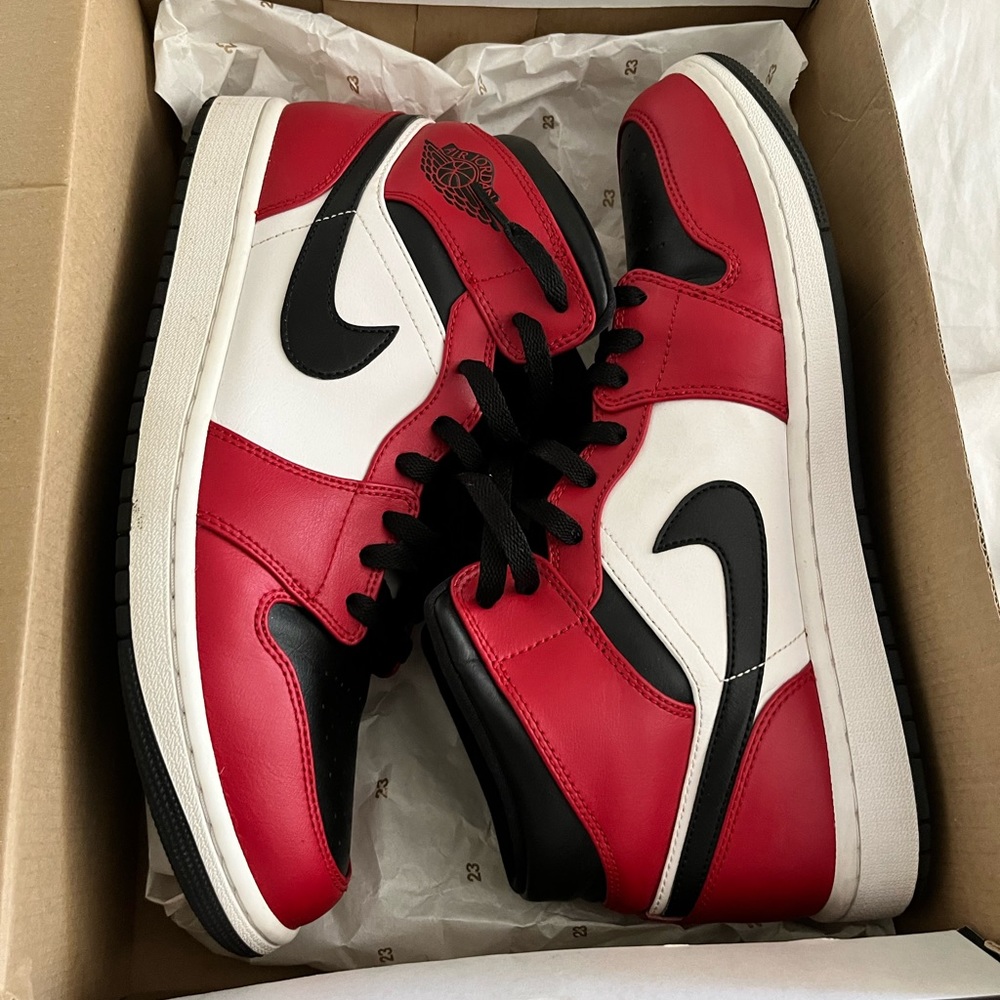 Air Jordan 1 mid Chicago black toe